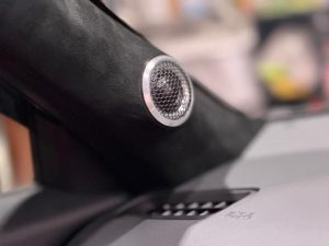 シビック　タイプr civic type r スピーカー交換　カーオーディオ　音質　向上　改善　ツイーター　デッドニング　dsp 車種別　専用　インナーバッフル　ツイーター埋め込み　スエード　アルカンターラ　内装　音調整　サウンドセッティング　Mercury Car Audio マーキュリー　m62 HOT WIRED ホットワイヤード　キッカー kicker