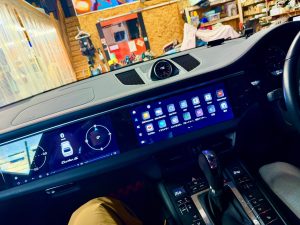ポルシェ　マカン　カイエン　パラメーラ　911　porsche カーナビ　純正　ナビ　ナビ交換　アンドロイド　CarPlay カープレイ　12.3インチ  12.5インチ　ファームウェア　アップグレード　ソフトウエア　Android 13 14 15 アイフォン　iPhone グーグル　クラリオン　bose ボーズ　ノイズ　カーオーディオ　不具合　音が出ない　画面がチラつく　電源　落ちる　再起動　can bus ステリモ　ホットワイヤード