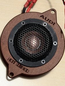 アウディ　Bang & Olufsen バングアンドオルフセン　バング b&o bose b&w バウワースアンドウィルキンス　バウワース　Bowers & Wilkins　音質　改善　向上　スピーカー交換　カーオーディオ　アウディ純正　audi q8 q7 a6 a7 a8 s8 q5　q3 a4 a5 e-tron a1 a2 q2 q1 q9 ツイーター　センタースピーカー　車種別専用　通販　業販　カーオーディオ専門店　HOT WIRED ホットワイヤード　Audiocircle ワイドレンジドライバー