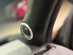 シビック　タイプr civic type r スピーカー交換　カーオーディオ　音質　向上　改善　ツイーター　デッドニング　dsp 車種別　専用　インナーバッフル　ツイーター埋め込み　スエード　アルカンターラ　内装　音調整　サウンドセッティング　Mercury Car Audio マーキュリー　m62 HOT WIRED ホットワイヤード　キッカー kicker