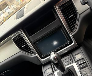 ポルシェ マカン カイエン パラメーラ 911 porsche カーナビ 純正 ナビ ナビ交換 アンドロイド CarPlay カープレイ 12.3インチ 12.5インチ ファームウェア アップグレード ソフトウエア Android 13 14 15 アイフォン iPhone グーグル クラリオン bose ボーズ ノイズ カーオーディオ 不具合 音が出ない 画面がチラつく 電源 落ちる 再起動 can bus ステリモ ホットワイヤード