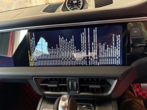 ポルシェ マカン カイエン パラメーラ 911 porsche カーナビ 純正 ナビ ナビ交換 アンドロイド CarPlay カープレイ 12.3インチ 12.5インチ ファームウェア アップグレード ソフトウエア Android 13 14 15 アイフォン iPhone グーグル クラリオン bose ボーズ ノイズ カーオーディオ 不具合 音が出ない 画面がチラつく 電源 落ちる 再起動 can bus ステリモ ホットワイヤード