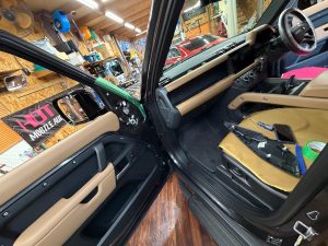 メリディアン ランドローバー ジャガー ディフェンダー 純正メリディアン meridian defender 110 90 レンジローバー カーオーディオ 音質 ツイーター スピーカー交換 ウーハー カーオーディオ専門店 車種別 通販 diy プラグアンドプレイ kicker focal Mercury Car Audio ワイドレンジ HOT WIRED 高音