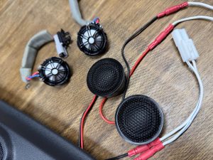 メリディアン ランドローバー ジャガー ディフェンダー 純正メリディアン meridian defender 110 90 レンジローバー カーオーディオ 音質 ツイーター スピーカー交換 ウーハー カーオーディオ専門店 車種別 通販 diy プラグアンドプレイ kicker focal Mercury Car Audio ワイドレンジ HOT WIRED