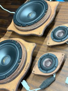 LEXUS IS IS300 IS500 レクサス　純正　Mark Levinson マークレビンソン　マクレビ　スピーカー交換　ツイーター　ウーハー　サブウーハー　サラウンド　センタースピーカー　unity ユニティ　ワイドレンジ　ワイドディスパージョン　インパネ　スピーカー　ダッシュ　サラウンド　8インチ　2インチ ワイドレンジドライバー　HOT WIRED ホットワイヤード　通販　車種別　インピーダンス　フェーズ　プラグアンドプレイ　kicker bewith blam Audiocircle Mercury Car Audio デッドニング　音質　カーオーディオ　カーオーディオ専門店　改善　向上　スピーカー　