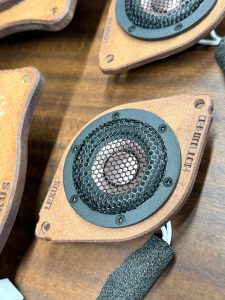 LEXUS IS IS300 IS500 レクサス　純正　Mark Levinson マークレビンソン　マクレビ　スピーカー交換　ツイーター　ウーハー　サブウーハー　サラウンド　センタースピーカー　unity ユニティ　ワイドレンジ　ワイドディスパージョン　インパネ　スピーカー　ダッシュ　サラウンド　8インチ　2インチ ワイドレンジドライバー　HOT WIRED ホットワイヤード　通販　車種別　インピーダンス　フェーズ　プラグアンドプレイ　kicker bewith blam Audiocircle Mercury Car Audio デッドニング　音質　カーオーディオ　カーオーディオ専門店　改善　向上　スピーカー　