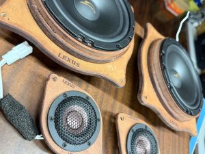 LEXUS IS IS300 IS500 レクサス　純正　Mark Levinson マークレビンソン　マクレビ　スピーカー交換　ツイーター　ウーハー　サブウーハー　サラウンド　センタースピーカー　unity ユニティ　ワイドレンジ　ワイドディスパージョン　インパネ　スピーカー　ダッシュ　サラウンド　8インチ　2インチ ワイドレンジドライバー　HOT WIRED ホットワイヤード　通販　車種別　インピーダンス　フェーズ　プラグアンドプレイ　kicker bewith blam Audiocircle Mercury Car Audio デッドニング　音質　カーオーディオ　カーオーディオ専門店　改善　向上　スピーカー　