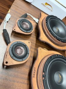 LEXUS IS IS300 IS500 レクサス　純正　Mark Levinson マークレビンソン　マクレビ　スピーカー交換　ツイーター　ウーハー　サブウーハー　サラウンド　センタースピーカー　unity ユニティ　ワイドレンジ　ワイドディスパージョン　インパネ　スピーカー　ダッシュ　サラウンド　8インチ　2インチ ワイドレンジドライバー　HOT WIRED ホットワイヤード　通販　車種別　インピーダンス　フェーズ　プラグアンドプレイ　kicker bewith blam Audiocircle Mercury Car Audio デッドニング　音質　カーオーディオ　カーオーディオ専門店　改善　向上　スピーカー　