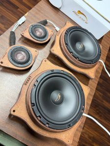 LEXUS IS IS300 IS500 レクサス　純正　Mark Levinson マークレビンソン　マクレビ　スピーカー交換　ツイーター　ウーハー　サブウーハー　サラウンド　センタースピーカー　unity ユニティ　ワイドレンジ　ワイドディスパージョン　インパネ　スピーカー　ダッシュ　サラウンド　8インチ　2インチ ワイドレンジドライバー　HOT WIRED ホットワイヤード　通販　車種別　インピーダンス　フェーズ　プラグアンドプレイ　kicker bewith blam Audiocircle Mercury Car Audio デッドニング　音質　カーオーディオ　カーオーディオ専門店　改善　向上　スピーカー　