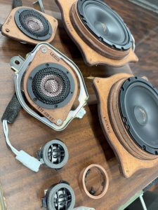 LEXUS IS IS300 IS500 レクサス　純正　Mark Levinson マークレビンソン　マクレビ　スピーカー交換　ツイーター　ウーハー　サブウーハー　サラウンド　センタースピーカー　unity ユニティ　ワイドレンジ　ワイドディスパージョン　インパネ　スピーカー　ダッシュ　サラウンド　8インチ　2インチ ワイドレンジドライバー　HOT WIRED ホットワイヤード　通販　車種別　インピーダンス　フェーズ　プラグアンドプレイ　kicker bewith blam Audiocircle Mercury Car Audio デッドニング　音質　カーオーディオ　カーオーディオ専門店　改善　向上　スピーカー　