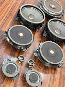 LEXUS IS IS300 IS500 レクサス　純正　Mark Levinson マークレビンソン　マクレビ　スピーカー交換　ツイーター　ウーハー　サブウーハー　サラウンド　センタースピーカー　unity ユニティ　ワイドレンジ　ワイドディスパージョン　インパネ　スピーカー　ダッシュ　サラウンド　8インチ　2インチ ワイドレンジドライバー　HOT WIRED ホットワイヤード　通販　車種別　インピーダンス　フェーズ　プラグアンドプレイ　kicker bewith blam Audiocircle Mercury Car Audio デッドニング　音質　カーオーディオ　カーオーディオ専門店　改善　向上　スピーカー　