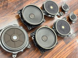 LEXUS IS IS300 IS500 レクサス　純正　Mark Levinson マークレビンソン　マクレビ　スピーカー交換　ツイーター　ウーハー　サブウーハー　サラウンド　センタースピーカー　unity ユニティ　ワイドレンジ　ワイドディスパージョン　インパネ　スピーカー　ダッシュ　サラウンド　8インチ　2インチ ワイドレンジドライバー　HOT WIRED ホットワイヤード　通販　車種別　インピーダンス　フェーズ　プラグアンドプレイ　kicker bewith blam Audiocircle Mercury Car Audio デッドニング　音質　カーオーディオ　カーオーディオ専門店　改善　向上　スピーカー　