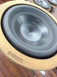 LEXUS IS IS300 IS500 レクサス　純正　Mark Levinson マークレビンソン　マクレビ　スピーカー交換　ツイーター　ウーハー　サブウーハー　サラウンド　センタースピーカー　unity ユニティ　ワイドレンジ　ワイドディスパージョン　インパネ　スピーカー　ダッシュ　サラウンド　8インチ　2インチ ワイドレンジドライバー　HOT WIRED ホットワイヤード　通販　車種別　インピーダンス　フェーズ　プラグアンドプレイ　kicker bewith blam Audiocircle Mercury Car Audio デッドニング　音質　カーオーディオ　カーオーディオ専門店　改善　向上　スピーカー　