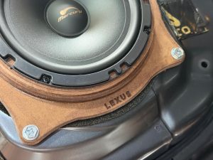 LEXUS IS IS300 IS500 レクサス　純正　Mark Levinson マークレビンソン　マクレビ　スピーカー交換　ツイーター　ウーハー　サブウーハー　サラウンド　センタースピーカー　unity ユニティ　ワイドレンジ　ワイドディスパージョン　インパネ　スピーカー　ダッシュ　サラウンド　8インチ　2インチ ワイドレンジドライバー　HOT WIRED ホットワイヤード　通販　車種別　インピーダンス　フェーズ　プラグアンドプレイ　kicker bewith blam Audiocircle Mercury Car Audio デッドニング　音質　カーオーディオ　カーオーディオ専門店　改善　向上　スピーカー　
