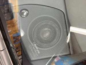 LEXUS IS IS300 IS500 レクサス　純正　Mark Levinson マークレビンソン　マクレビ　スピーカー交換　ツイーター　ウーハー　サブウーハー　サラウンド　センタースピーカー　unity ユニティ　ワイドレンジ　ワイドディスパージョン　インパネ　スピーカー　ダッシュ　サラウンド　8インチ　2インチ ワイドレンジドライバー　HOT WIRED ホットワイヤード　通販　車種別　インピーダンス　フェーズ　プラグアンドプレイ　kicker bewith blam Audiocircle Mercury Car Audio デッドニング　音質　カーオーディオ　カーオーディオ専門店　改善　向上　スピーカー　