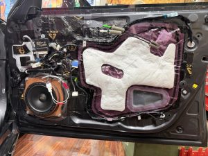 LEXUS IS IS300 IS500 レクサス　純正　Mark Levinson マークレビンソン　マクレビ　スピーカー交換　ツイーター　ウーハー　サブウーハー　サラウンド　センタースピーカー　unity ユニティ　ワイドレンジ　ワイドディスパージョン　インパネ　スピーカー　ダッシュ　サラウンド　8インチ　2インチ ワイドレンジドライバー　HOT WIRED ホットワイヤード　通販　車種別　インピーダンス　フェーズ　プラグアンドプレイ　kicker bewith blam Audiocircle Mercury Car Audio デッドニング　音質　カーオーディオ　カーオーディオ専門店　改善　向上　スピーカー　