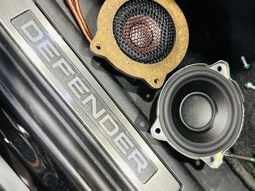 ランドローバー ディフェンダー 純正メリディアン専用 スピーカーアップグレードキットのご紹介：フロントドアの3wayスピーカーを交換する方法